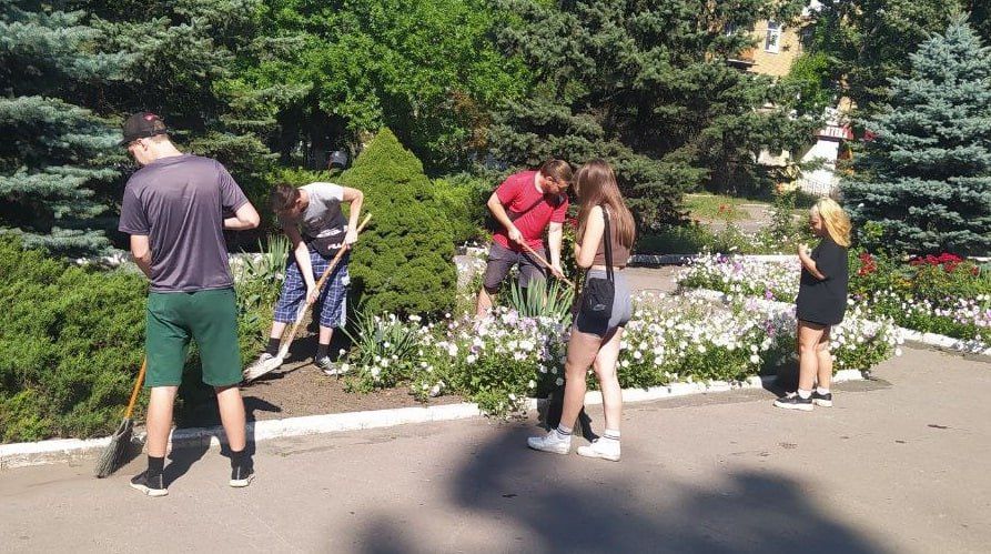Подсобный рабочий, комплектовщик, кастелянша, дворник, помощник повара - эти и другие вакансии доступны в ДНР для подростка Подсобный рабочий, комплектовщик, кастелянша, дворник, помощник повара - эти и другие вакансии доступны в ДНР для подростка