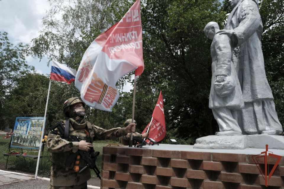 Росгвардейцы в ДНР отреставрировали братскую могилу советских воинов, погибших при освобождении Донбасса в 1943 году Росгвардейцы в ДНР отреставрировали братскую могилу советских воинов, погибших при освобождении Донбасса в 1943 году