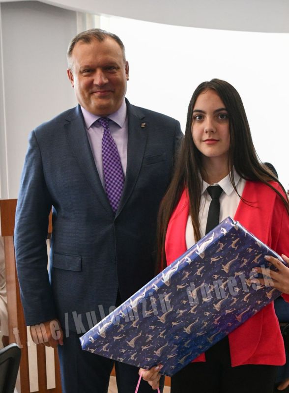 Алексей Кулемзин: Поздравил победителей фоточелленджа рисунков на асфальте "Яркие краски России", который состоялся в Донецке в преддверии Дня России Алексей Кулемзин: Поздравил победителей фоточелленджа рисунков на асфальте "Яркие краски России", который состоялся в Донецке в преддверии Дня России