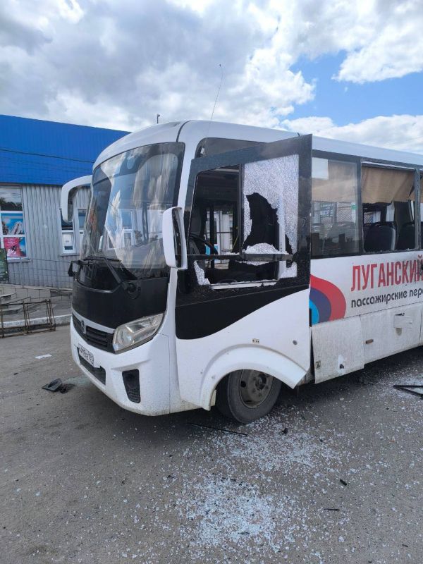 Вчера днем украинский беспилотник нанес удар по автобусной остановке в Сватово Вчера днем украинский беспилотник нанес удар по автобусной остановке в Сватово