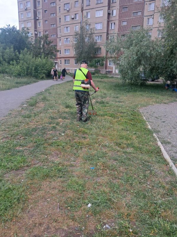 23 июня 2025 года работниками Муниципального унитарного предприятия «Коммунальник» администрации города Шахтерска продолжаются работы по покосу карантинных и сорных трав придомовых территорий: 23 июня 2025 года работниками Муниципального унитарного предприятия «Коммунальник» администрации города Шахтерска продолжаются работы по покосу карантинных и сорных трав придомовых территорий: