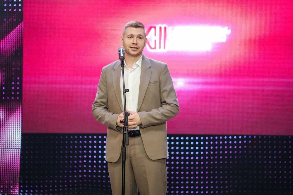 Роман Удалов вручил награды участникам «Студвесны-2025» Роман Удалов вручил награды участникам «Студвесны-2025»