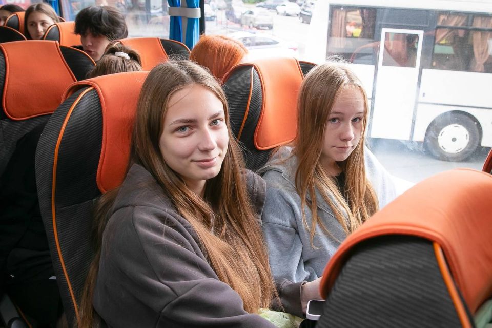 В Петербург приехали 520 школьников из Мариуполя В Петербург приехали 520 школьников из Мариуполя