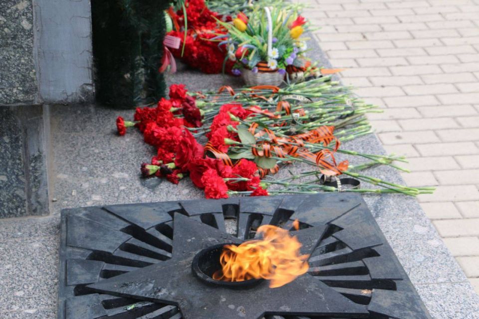 Виктория Жукова: Сегодня у Братской могилы Советских солдат прошло возложение цветов и минута молчания Виктория Жукова: Сегодня у Братской могилы Советских солдат прошло возложение цветов и минута молчания