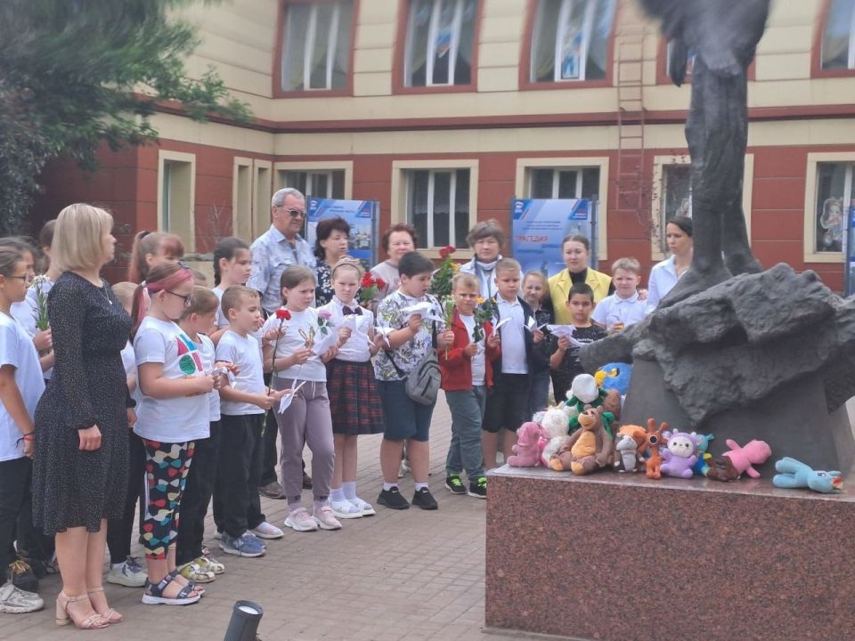 В рамках проекта «Старшее поколение» партии «Единая Россия» и с целью передачи подрастающему поколению информации о родных и близких, которые воевали на фронтах, трудились в тылу, представители городского совета ветеранов... В рамках проекта «Старшее поколение» партии «Единая Россия» и с целью передачи подрастающему поколению информации о родных и близких, которые воевали на фронтах, трудились в тылу, представители городского совета ветеранов...
