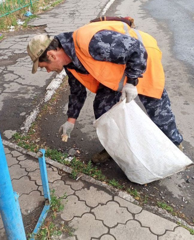 Коммунальщики Снежного продолжают благоустраивать территории общего пользования Коммунальщики Снежного продолжают благоустраивать территории общего пользования
