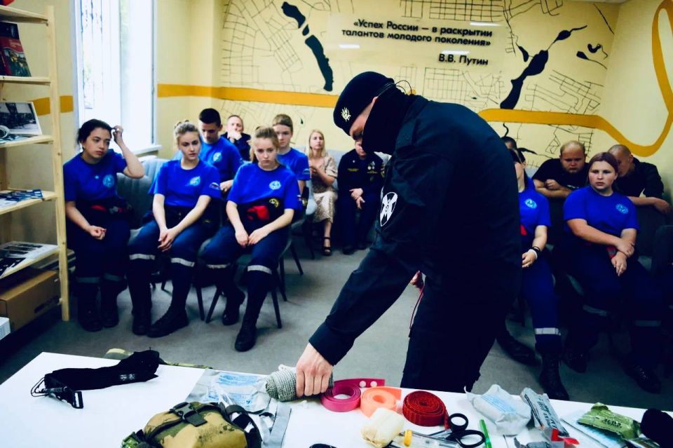 Сотрудник провел мастер-класс по первой помощи для добровольцев Донецкого РО ВСКС Сотрудник провел мастер-класс по первой помощи для добровольцев Донецкого РО ВСКС