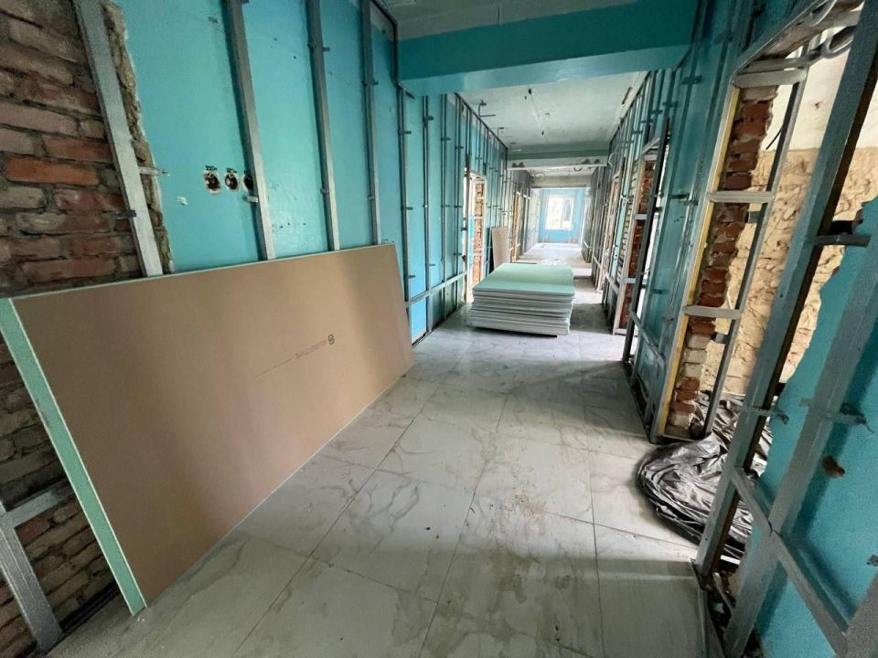 Подмосковные строители продолжают капремонт здания Центральной районной больницы в Тельманово Подмосковные строители продолжают капремонт здания Центральной районной больницы в Тельманово