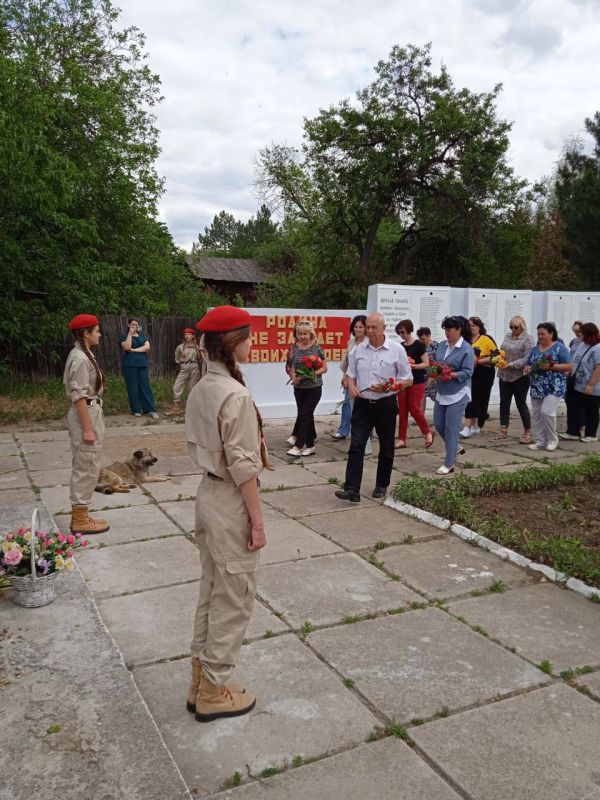 Виктория Жукова: В пгт. Зуевка почтили память минутой молчания и возложили цветы к памятнику Неизвестного солдата Виктория Жукова: В пгт. Зуевка почтили память минутой молчания и возложили цветы к памятнику Неизвестного солдата