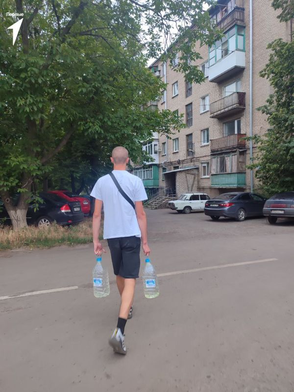 С добром в сердце. Активисты Движения Первых Иловайска продолжают участвовать в акции «Эстафета Добра» и на постоянной основе помогают пожилым людям города в доставке питьевой воды С добром в сердце. Активисты Движения Первых Иловайска продолжают участвовать в акции «Эстафета Добра» и на постоянной основе помогают пожилым людям города в доставке питьевой воды