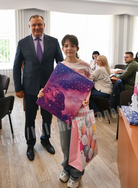 Алексей Кулемзин: Поздравил победителей фоточелленджа рисунков на асфальте "Яркие краски России", который состоялся в Донецке в преддверии Дня России Алексей Кулемзин: Поздравил победителей фоточелленджа рисунков на асфальте "Яркие краски России", который состоялся в Донецке в преддверии Дня России