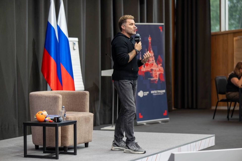 Вы точно их узнаете!. Ведь на площадке Мастерской управления «Сенеж» собрались лидеры общественного мнения Донбасса и Новороссии! Программа «Коммуникативное лидерство» – для тех, кто транслирует своей аудитории ценности и... Вы точно их узнаете!. Ведь на площадке Мастерской управления «Сенеж» собрались лидеры общественного мнения Донбасса и Новороссии! Программа «Коммуникативное лидерство» – для тех, кто транслирует своей аудитории ценности и...
