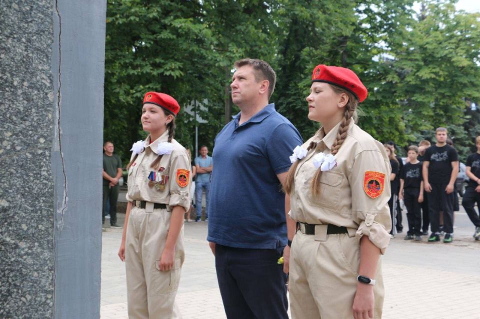 Виктория Жукова: Сегодня у Братской могилы Советских солдат прошло возложение цветов и минута молчания Виктория Жукова: Сегодня у Братской могилы Советских солдат прошло возложение цветов и минута молчания