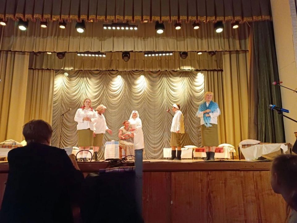 Докучаевск пережил войну вместе с героями спектакля «А нам ещё жить» Докучаевск пережил войну вместе с героями спектакля «А нам ещё жить»