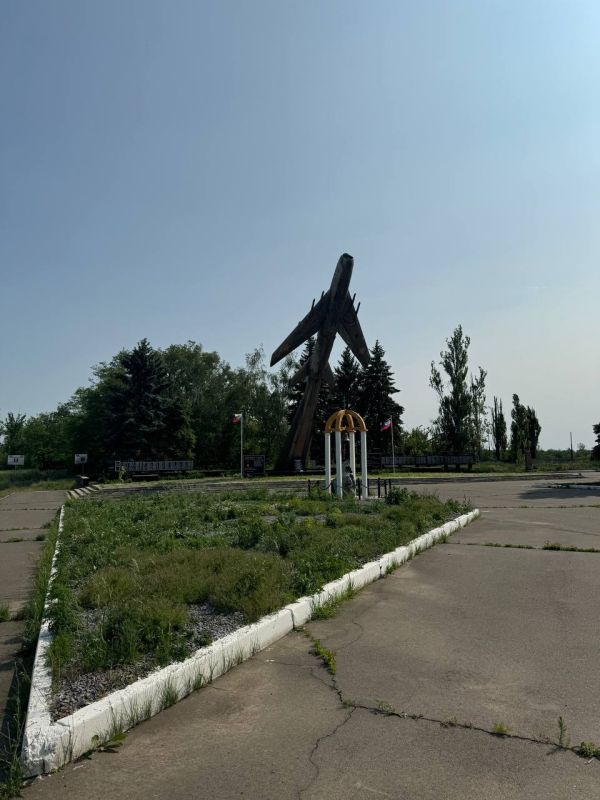 Памятник «Подвигу летчиков-земляков» в Авдеевке: борьба за мирное небо Донбасса Памятник «Подвигу летчиков-земляков» в Авдеевке: борьба за мирное небо Донбасса