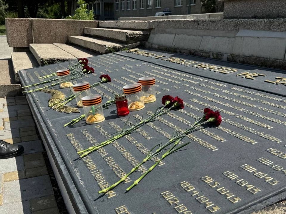 В рамках мероприятий, приуроченных ко Дню памяти и скорби, отдел по делам молодёжи и спорта администрации города Ясиноватая совместно с представителями молодёжных организаций «Молодая гвардия Единой России», «Движение... В рамках мероприятий, приуроченных ко Дню памяти и скорби, отдел по делам молодёжи и спорта администрации города Ясиноватая совместно с представителями молодёжных организаций «Молодая гвардия Единой России», «Движение...