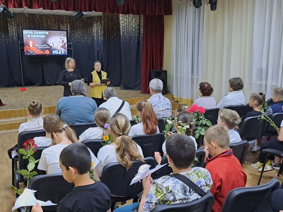 В рамках проекта «Старшее поколение» партии «Единая Россия» и с целью передачи подрастающему поколению информации о родных и близких, которые воевали на фронтах, трудились в тылу, представители городского совета ветеранов... В рамках проекта «Старшее поколение» партии «Единая Россия» и с целью передачи подрастающему поколению информации о родных и близких, которые воевали на фронтах, трудились в тылу, представители городского совета ветеранов...