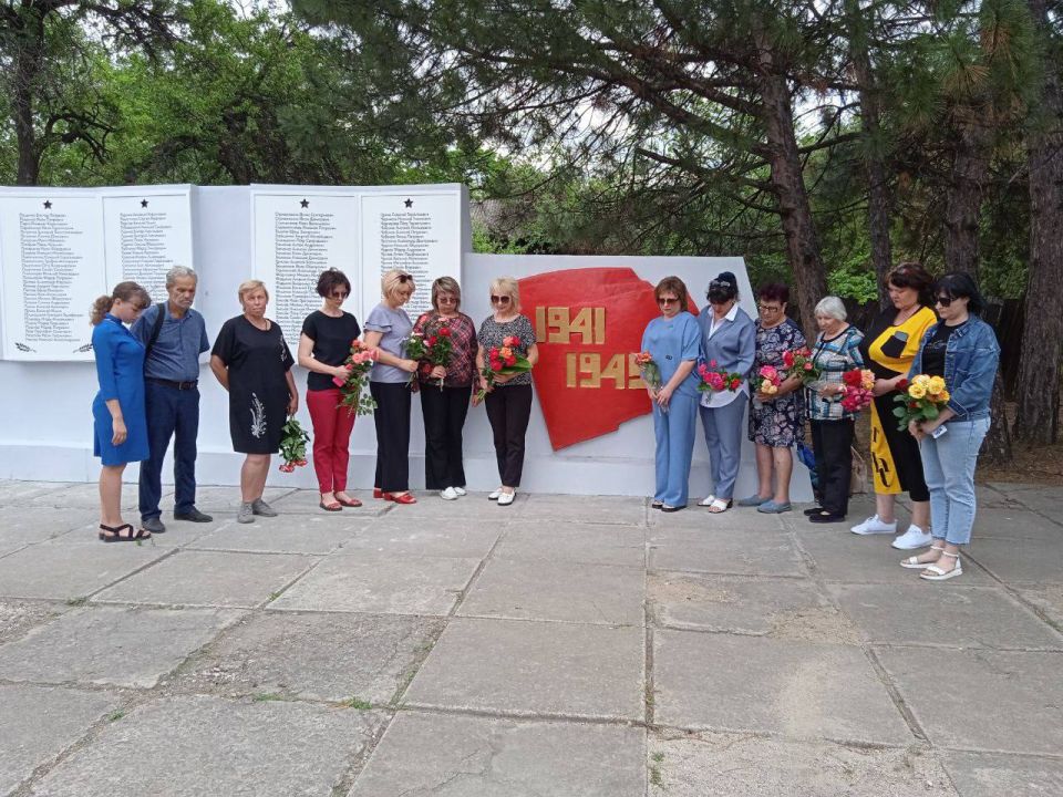 Виктория Жукова: В пгт. Зуевка почтили память минутой молчания и возложили цветы к памятнику Неизвестного солдата