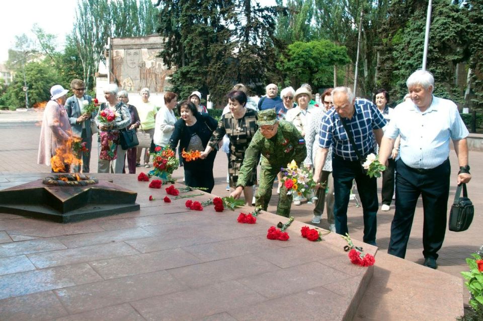 В рамках проекта «Старшее поколение» партии «Единая Россия» и с целью передачи подрастающему поколению информации о родных и близких, которые воевали на фронтах, трудились в тылу, представители городского совета ветеранов... В рамках проекта «Старшее поколение» партии «Единая Россия» и с целью передачи подрастающему поколению информации о родных и близких, которые воевали на фронтах, трудились в тылу, представители городского совета ветеранов...