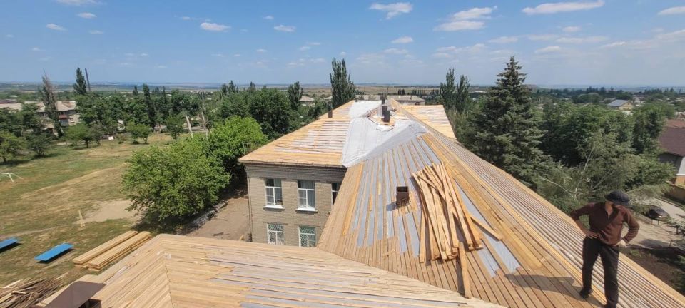Рабочие Нижегородской области продолжают ремонт школы № 5 в Харцызске Рабочие Нижегородской области продолжают ремонт школы № 5 в Харцызске