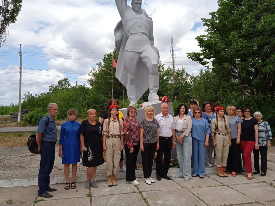 Виктория Жукова: В пгт. Зуевка почтили память минутой молчания и возложили цветы к памятнику Неизвестного солдата Виктория Жукова: В пгт. Зуевка почтили память минутой молчания и возложили цветы к памятнику Неизвестного солдата