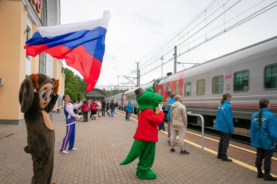 В Петербург приехали 520 школьников из Мариуполя В Петербург приехали 520 школьников из Мариуполя