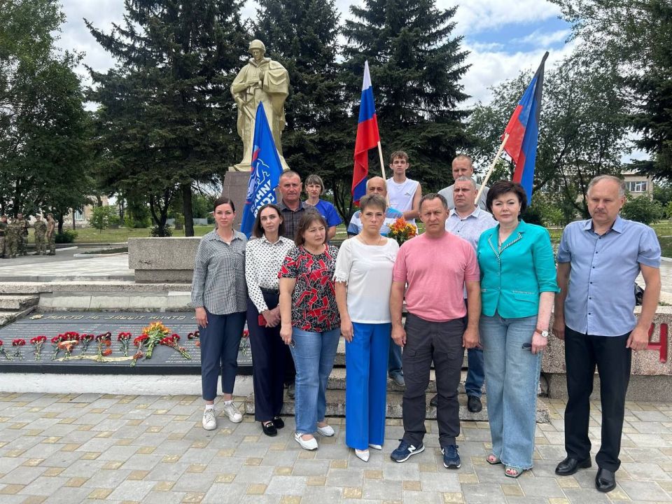 Депутаты фракции "Единая Россия" Ясиноватского муниципального совета ДНР приняли участие в мероприятии, посвященном Дню памяти и скорби Депутаты фракции "Единая Россия" Ясиноватского муниципального совета ДНР приняли участие в мероприятии, посвященном Дню памяти и скорби
