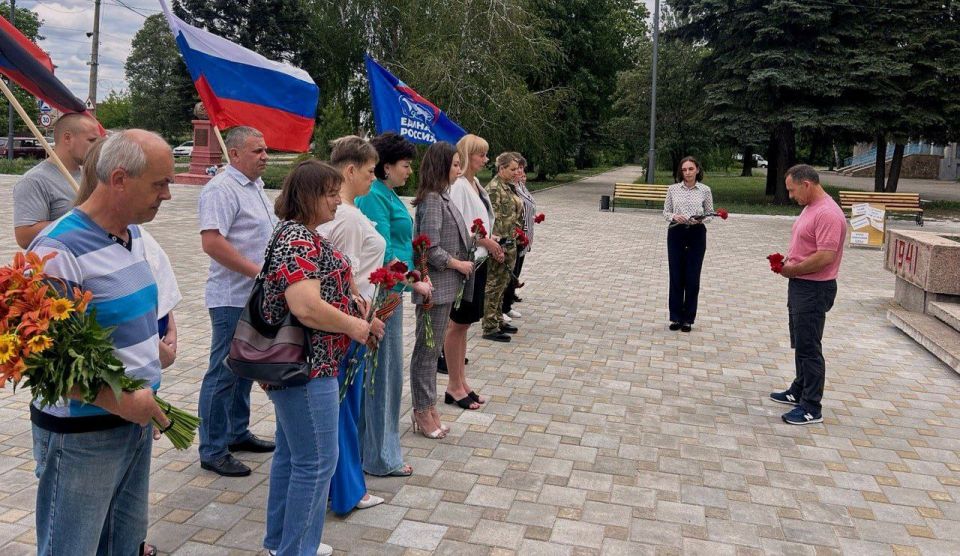 Депутаты фракции "Единая Россия" Ясиноватского муниципального совета ДНР приняли участие в мероприятии, посвященном Дню памяти и скорби Депутаты фракции "Единая Россия" Ясиноватского муниципального совета ДНР приняли участие в мероприятии, посвященном Дню памяти и скорби