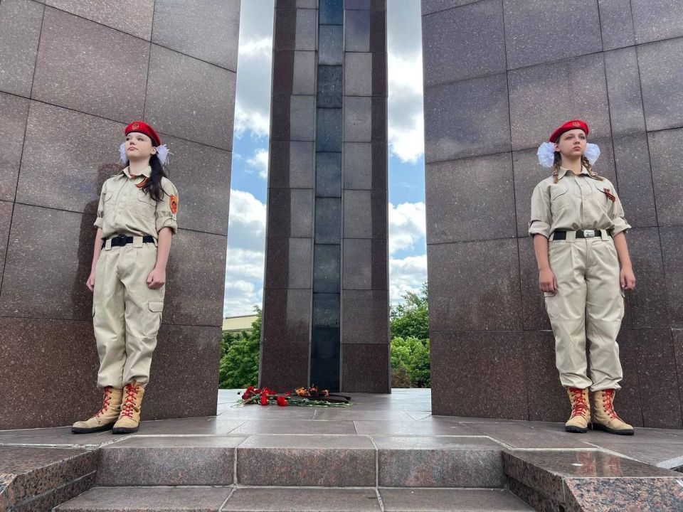 "Пост N 1". Ко Дню памяти и скорби начала Великой Отечественной войны Юнармейцы ВПК"Гвардейцы Донбасса 115 города Донецк", в составе: Штиенко Владислав "Пост N 1". Ко Дню памяти и скорби начала Великой Отечественной войны Юнармейцы ВПК"Гвардейцы Донбасса 115 города Донецк", в составе: Штиенко Владислав