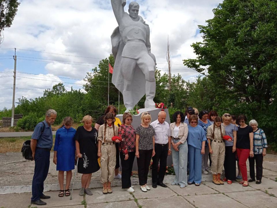 Виктория Жукова: В пгт. Зуевка почтили память минутой молчания и возложили цветы к памятнику Неизвестного солдата Виктория Жукова: В пгт. Зуевка почтили память минутой молчания и возложили цветы к памятнику Неизвестного солдата