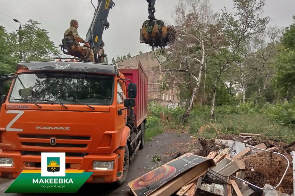 Ликвидация стихийных свалок в Макеевке продолжается Ликвидация стихийных свалок в Макеевке продолжается