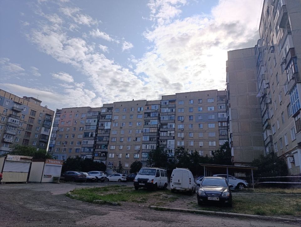 В Снежном ведется капитальный ремонт кровли жилого дома на ул. Карапетяна В Снежном ведется капитальный ремонт кровли жилого дома на ул. Карапетяна