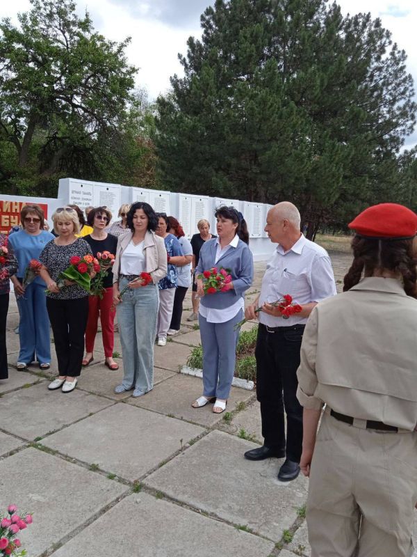 Виктория Жукова: В пгт. Зуевка почтили память минутой молчания и возложили цветы к памятнику Неизвестного солдата Виктория Жукова: В пгт. Зуевка почтили память минутой молчания и возложили цветы к памятнику Неизвестного солдата