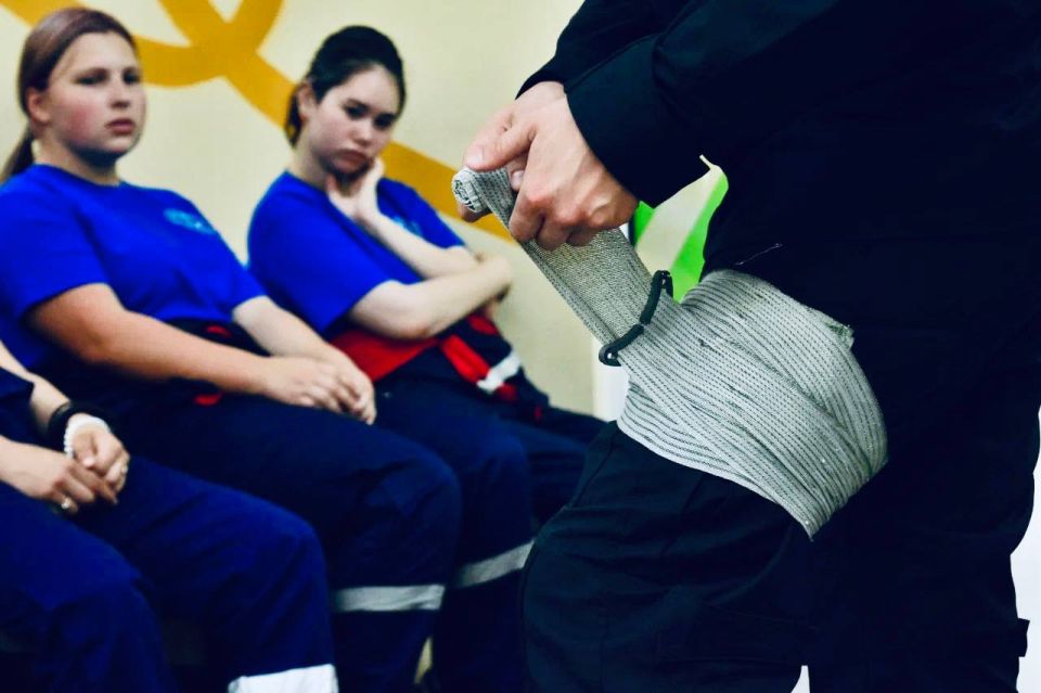 Сотрудник провел мастер-класс по первой помощи для добровольцев Донецкого РО ВСКС Сотрудник провел мастер-класс по первой помощи для добровольцев Донецкого РО ВСКС