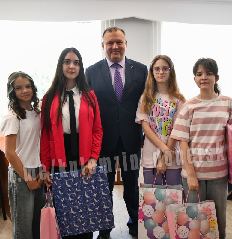 Алексей Кулемзин: Поздравил победителей фоточелленджа рисунков на асфальте "Яркие краски России", который состоялся в Донецке в преддверии Дня России Алексей Кулемзин: Поздравил победителей фоточелленджа рисунков на асфальте "Яркие краски России", который состоялся в Донецке в преддверии Дня России