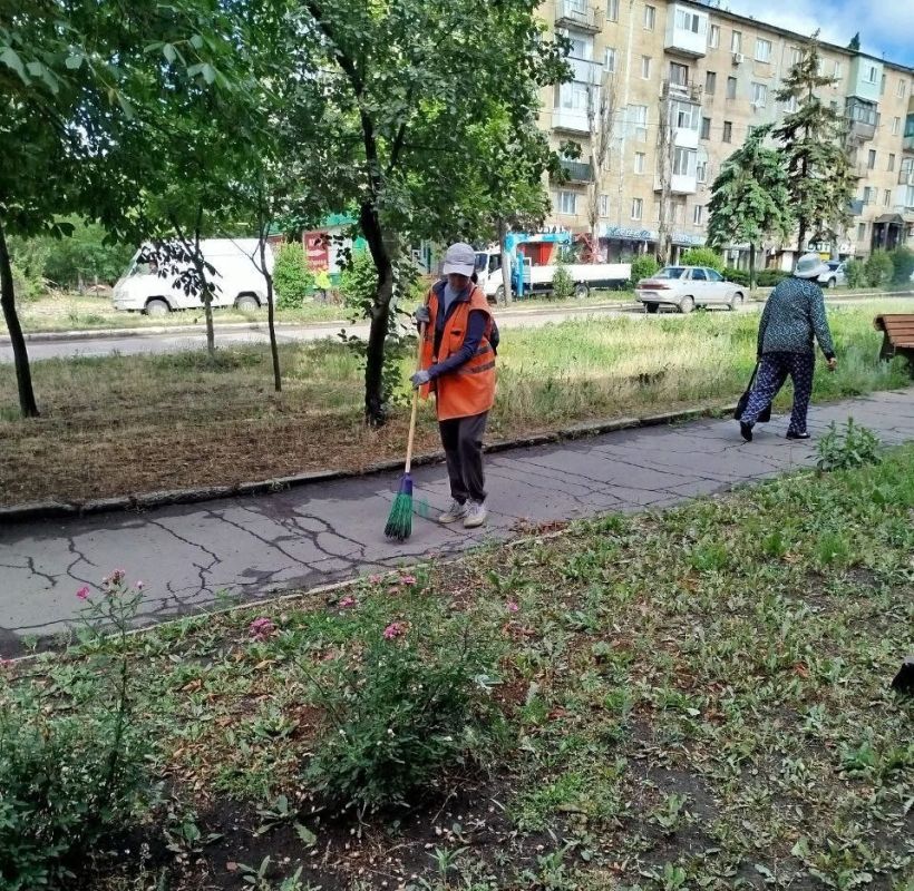Коммунальщики Снежного продолжают благоустраивать территории общего пользования Коммунальщики Снежного продолжают благоустраивать территории общего пользования