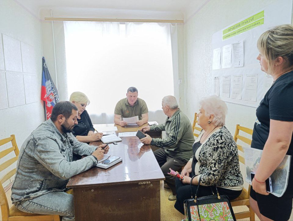 Глава Амвросиевского округа Игорь Лызов провёл приём в администрации округа Глава Амвросиевского округа Игорь Лызов провёл приём в администрации округа