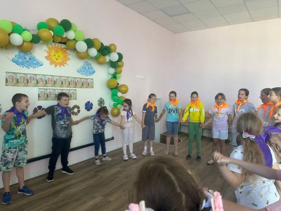 24 июня, последний день работы пришкольной площадки начался с традиционной веселой зарядки в рамках месячника спорта «Спортивный Донбасс» по поручению Главы ДНР Дениса Пушилина 24 июня, последний день работы пришкольной площадки начался с традиционной веселой зарядки в рамках месячника спорта «Спортивный Донбасс» по поручению Главы ДНР Дениса Пушилина