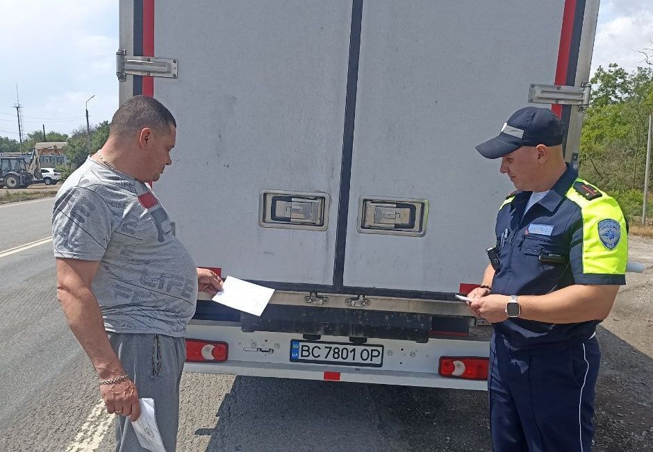 Сотрудники Госавтоинспекции напоминают водителям о необходимости замены водительских и регистрационных документов на российские Сотрудники Госавтоинспекции напоминают водителям о необходимости замены водительских и регистрационных документов на российские