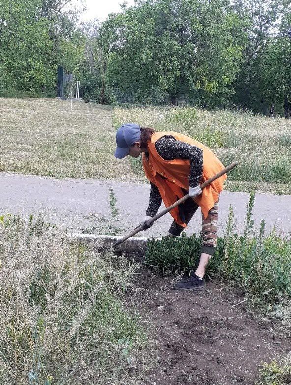 Коммунальщики Снежного продолжают благоустраивать территории общего пользования Коммунальщики Снежного продолжают благоустраивать территории общего пользования