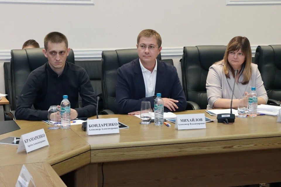 Принял участие в рабочем совещании по реализации в Республике проекта поддержки молодежи «Донбасс.Карьера», которое прошло под председательством врио Председателя Правительства Андрея Черткова Принял участие в рабочем совещании по реализации в Республике проекта поддержки молодежи «Донбасс.Карьера», которое прошло под председательством врио Председателя Правительства Андрея Черткова