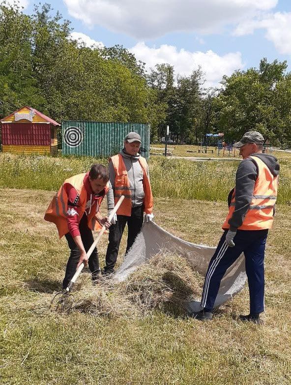 Коммунальщики Снежного продолжают благоустраивать территории общего пользования Коммунальщики Снежного продолжают благоустраивать территории общего пользования