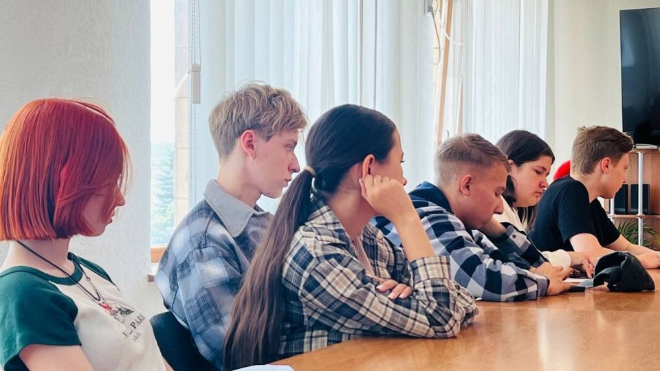 Сегодня в рамках направления "ГосСтарт.Диалог" молодежь городского округа Торез познакомилась с Бекетовой Натальей Николаевной, управляющим делами администрации г.о. Торез Сегодня в рамках направления "ГосСтарт.Диалог" молодежь городского округа Торез познакомилась с Бекетовой Натальей Николаевной, управляющим делами администрации г.о. Торез