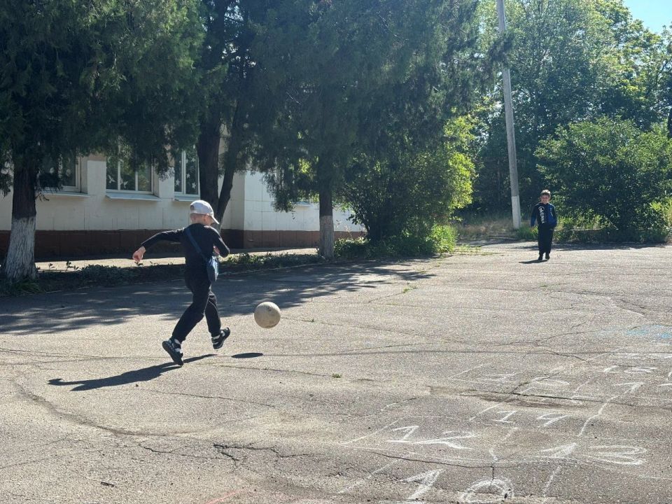 Сегодня, 24 июня, заключительный день работы пришкольной площадки школы №1 города Докучаевска «Весёлый улей» выдался особенно трогательным, весёлым и ярким Сегодня, 24 июня, заключительный день работы пришкольной площадки школы №1 города Докучаевска «Весёлый улей» выдался особенно трогательным, весёлым и ярким