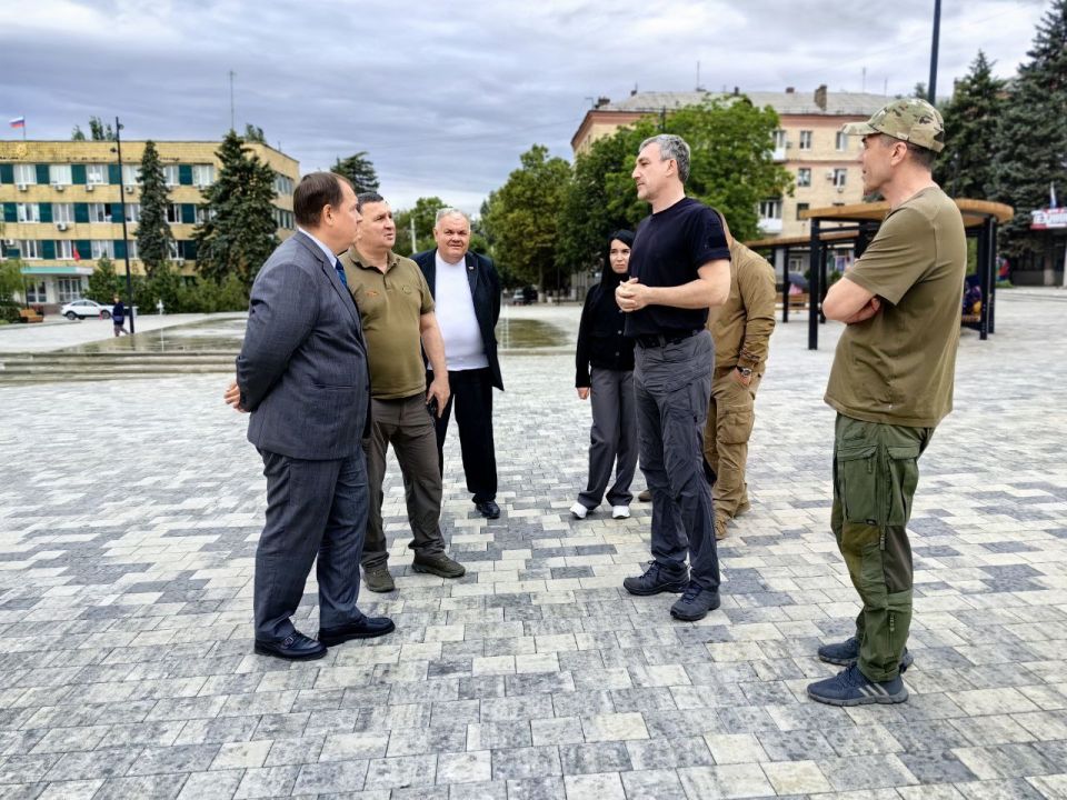Игорь Лызов: Губернатора Амурской области Василий Орлов с рабочим визитом посетил подшефный Амвросиевский муниципальный округ Игорь Лызов: Губернатора Амурской области Василий Орлов с рабочим визитом посетил подшефный Амвросиевский муниципальный округ