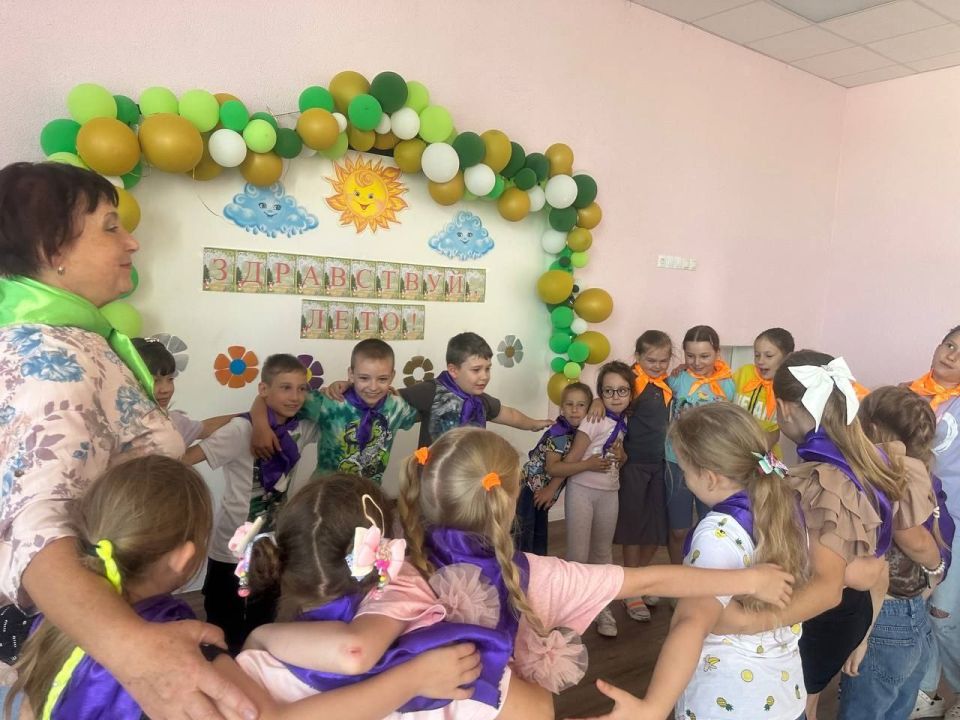 24 июня, последний день работы пришкольной площадки начался с традиционной веселой зарядки в рамках месячника спорта «Спортивный Донбасс» по поручению Главы ДНР Дениса Пушилина 24 июня, последний день работы пришкольной площадки начался с традиционной веселой зарядки в рамках месячника спорта «Спортивный Донбасс» по поручению Главы ДНР Дениса Пушилина