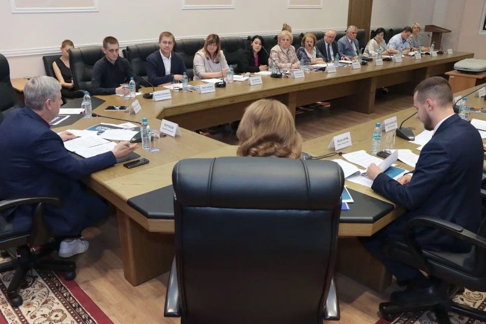 Принял участие в рабочем совещании по реализации в Республике проекта поддержки молодежи «Донбасс.Карьера», которое прошло под председательством врио Председателя Правительства Андрея Черткова Принял участие в рабочем совещании по реализации в Республике проекта поддержки молодежи «Донбасс.Карьера», которое прошло под председательством врио Председателя Правительства Андрея Черткова