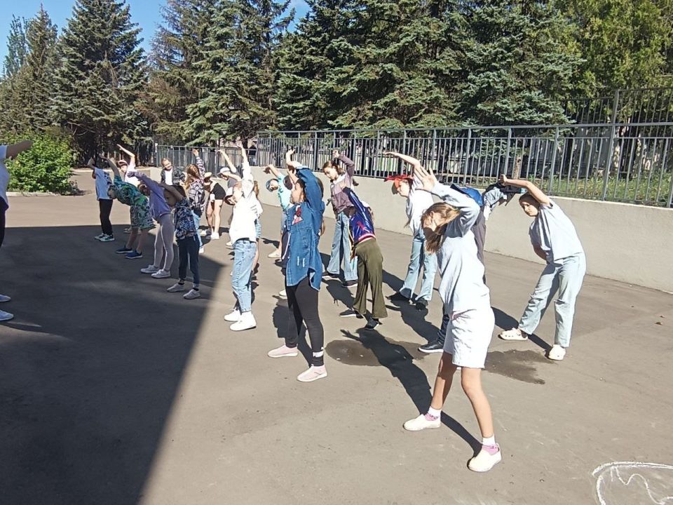 24 июня, последний день работы пришкольной площадки начался с традиционной веселой зарядки в рамках месячника спорта «Спортивный Донбасс» по поручению Главы ДНР Дениса Пушилина 24 июня, последний день работы пришкольной площадки начался с традиционной веселой зарядки в рамках месячника спорта «Спортивный Донбасс» по поручению Главы ДНР Дениса Пушилина