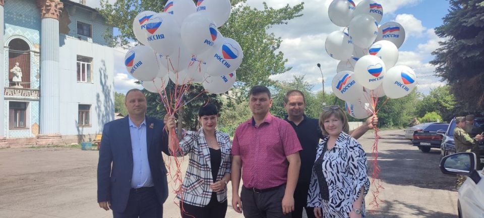 Пусть звучит детский смех. Сегодня, 24 июня, Председатель Торезского городского совета Александр Казмерчук совместно с врип Главы городского округа Торез Артемом Чесноковым, депутатом Торезского городского совета Анной... Пусть звучит детский смех. Сегодня, 24 июня, Председатель Торезского городского совета Александр Казмерчук совместно с врип Главы городского округа Торез Артемом Чесноковым, депутатом Торезского городского совета Анной...