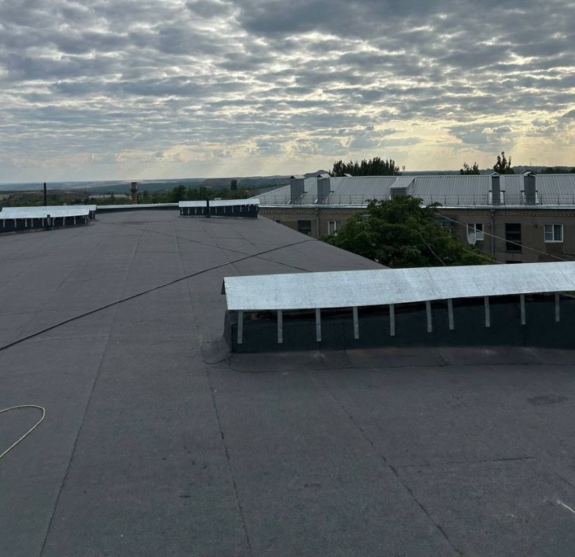 В Снежном завершается капитальный ремонт кровли многоквартирного дома на улице Карапетяна В Снежном завершается капитальный ремонт кровли многоквартирного дома на улице Карапетяна